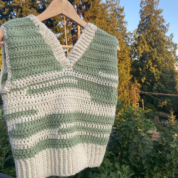 Emma chamberlin inspired crochet sweater vest - Picture 1 of 4